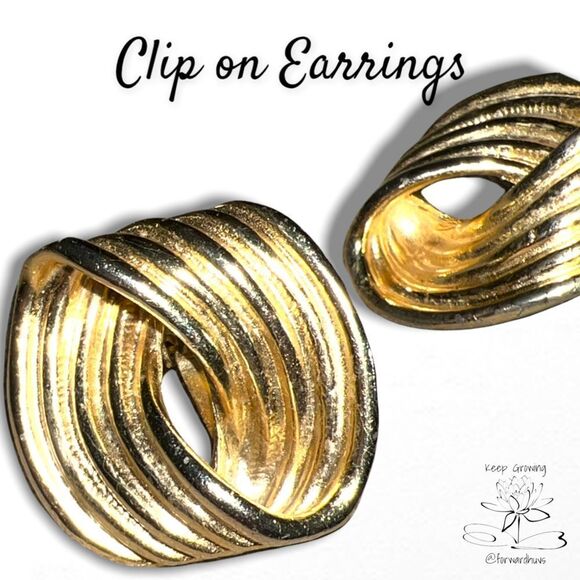 Vintage Unmarked Clip-On Earrings - Elegant & Timeless - Picture 5 of 7